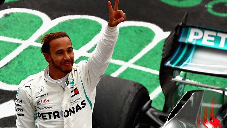 Megabintang tim Mercedes, Lewis Hamilton, mengatakan bahwa ia masih ingin merasakan persaingan kompetisi Formula 1 dan tidak terburu-buru untuk menjadi juara. Copyright: © Getty Images/Dan Istitene