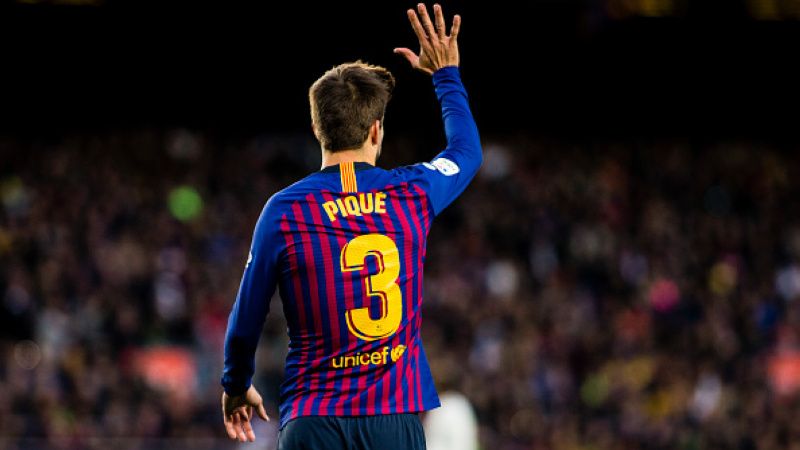 Gerard Pique menyodorkan lima jarinya ke fans Barcelona. Copyright: © Getty Images