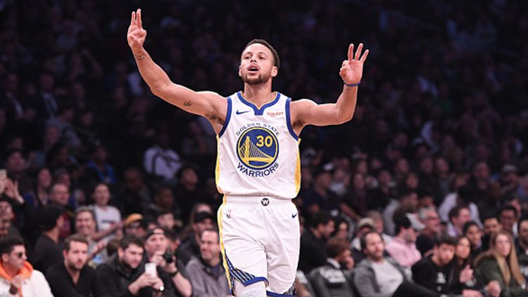 Stephen Curry yakin Golden State Warriors segera bangkit usai meraih kemenangan perdana di NBA 2019-2020, Selasa (29/10/19). Copyright: © Getty Images