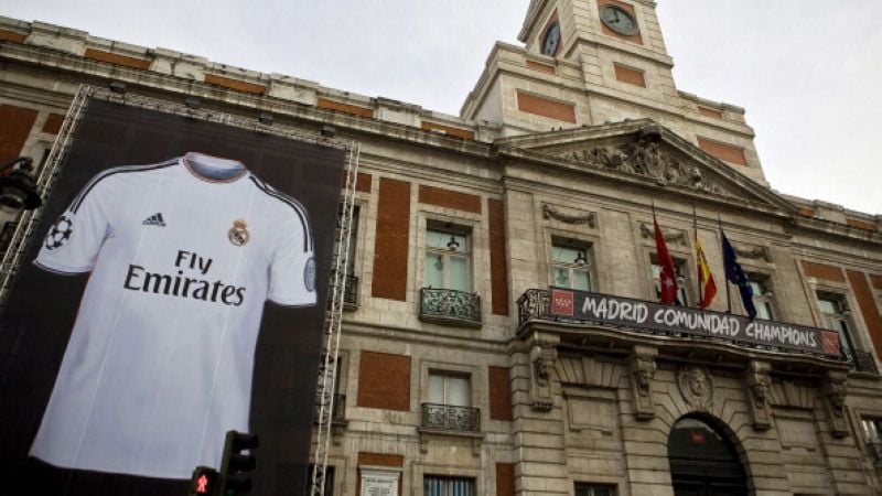 Jersey Real Madrid terpampang dalam gedung kesenian di Kota Madrid. Copyright: © INDOSPORT