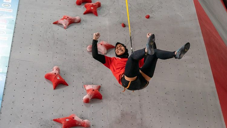Atlet panjat tebing kebanggaan Indonesia yang dijuluki ‘spiderwoman’ yakni Aries Susanti Rahayu kembali mencetak medali emas di kompetisi bergengsi dan tertinggi di dunia yakni IFSC Climbing Worldcup di Xiamen, China. Copyright: © dok IFSC