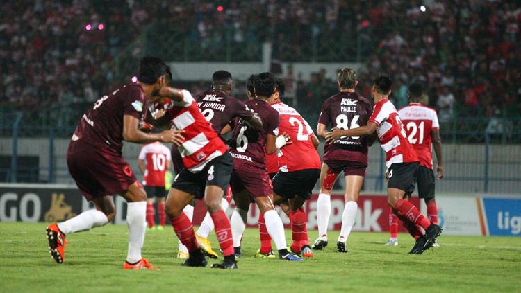 Situasi pertandingan Madura United vs PSM Makassar. Copyright: © PSM Makassar
