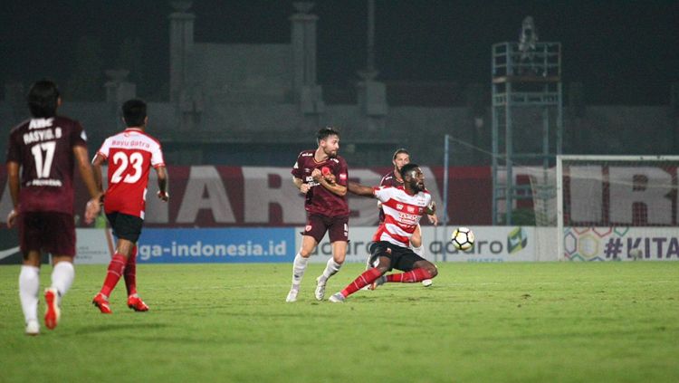 Situasi pertandingan Madura United vs PSM Makassar. Copyright: &copy; PSM Makassar