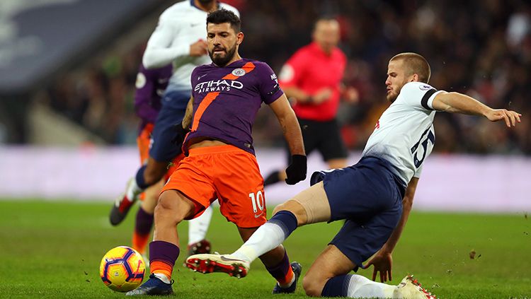 Sergio Aguero berebut bola dengan bek Tottenham, Erick Dier. Copyright: © Getty Images/Richard Heathcote