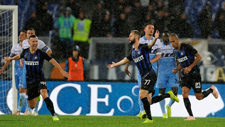 Marzelo Brozovic berselebrasi usai berhasil mencetak gol ke gawang Lazio. Copyright: © Getty Images/Paolo Bruno
