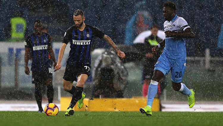 Marcelo Brozovic menggring bola di tengah penjagaan pemain Lazio. Copyright: © Getty Images/Paolo Bruno