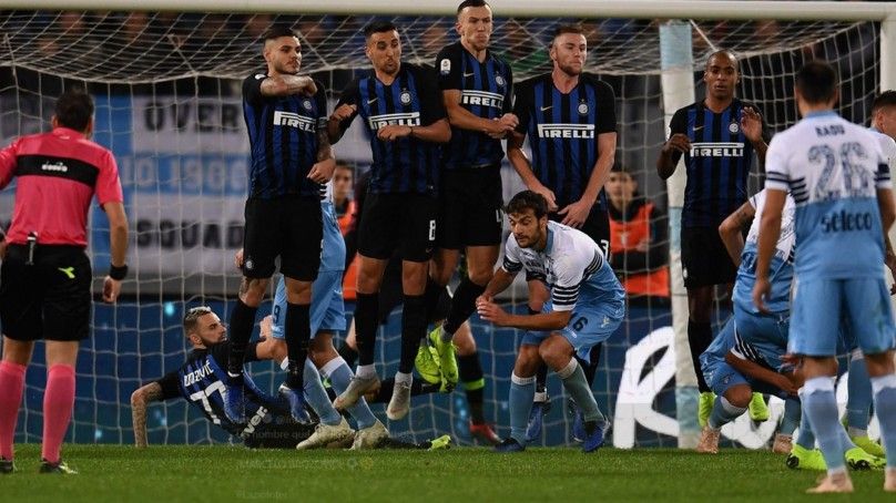 Marcelo Brozovic melakukan sliding unik di laga Lazio vs Inter Milan. Copyright: © Sportbible