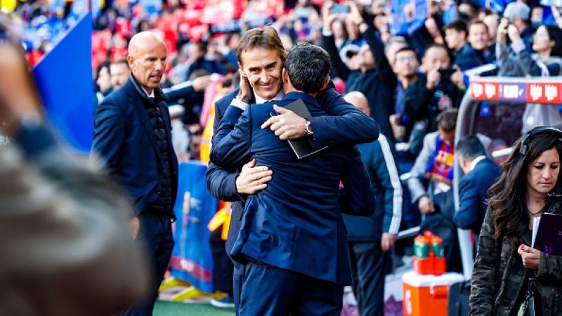 Julen Lopetegui memeluk Ernesto Valverde. Copyright: © INDOSPORT