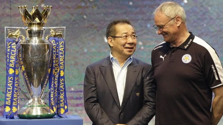 Ranieri dan Vichai di samping piala Liga Inggris. Copyright: © AP