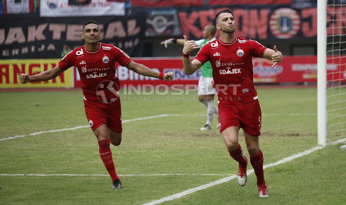 Marko Simic melakukan selebrasi usai cetak gol ke gawang Barito Putera. Copyright: © Herry Ibrahim/INDOSPORT