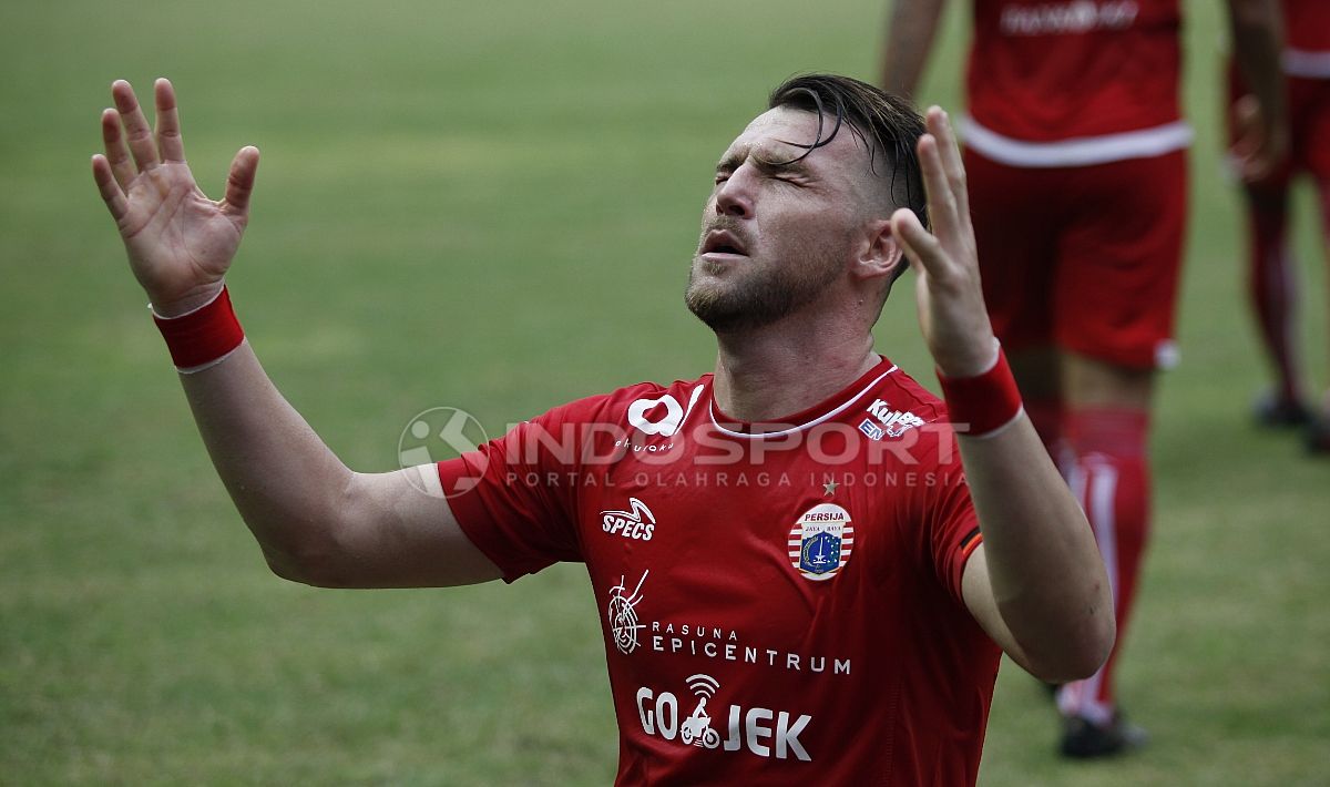 Aksi selebrasi Marko Simic usai mencetak gol ke gawang Barito Putera. Copyright: © Herry Ibrahim/INDOSPORT