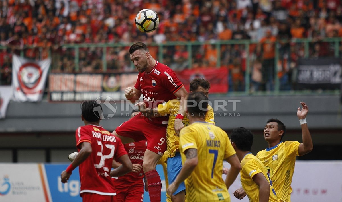 Duel udara Marko Simic dengan para pemain Barito Putera. Copyright: © Herry Ibrahim/INDOSPORT