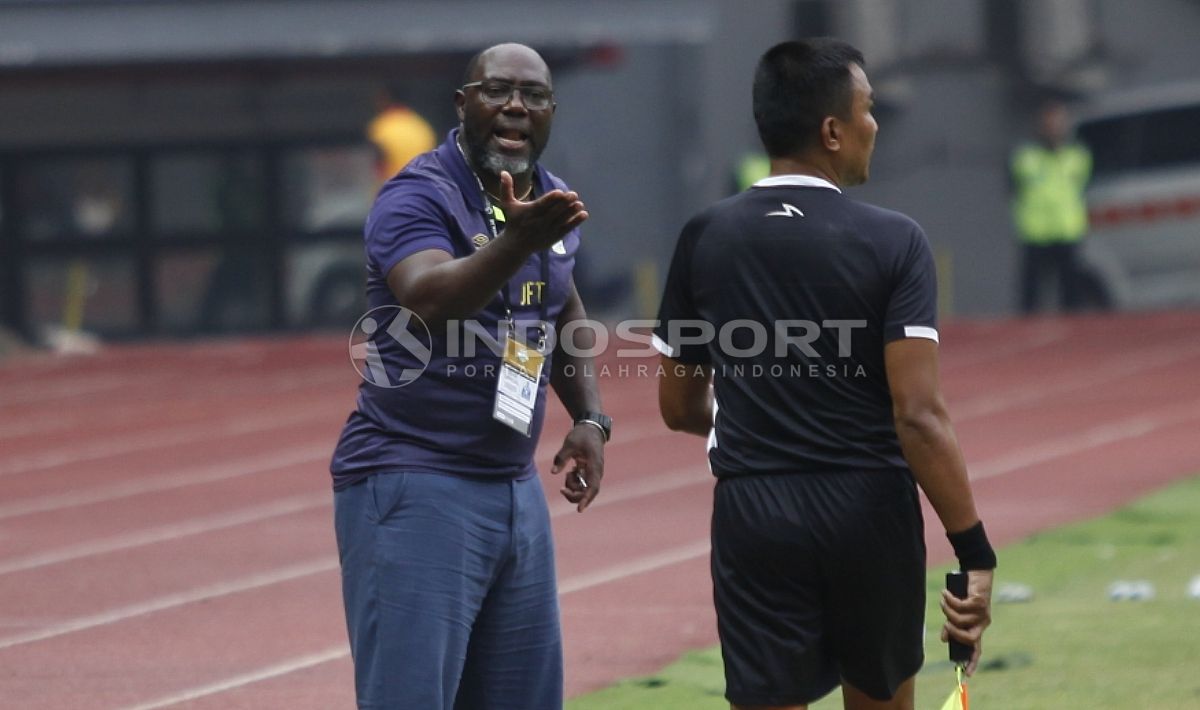 Jacksen F. Tiago meminta keadilan kepada wasit. Copyright: © Herry Ibrahim/INDOSPORT