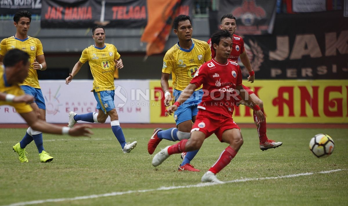 Situasi pertandingan Persija Jakarta vs Barito Putera untuk mendapatkan bola Copyright: © Herry Ibrahim/INDOSPORT