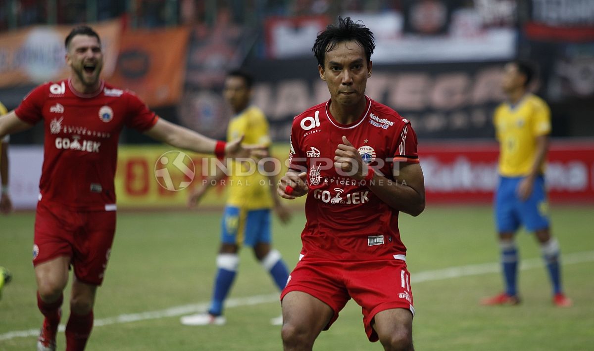 Novri Setiawan melakukan selebrasi usai cetak gol. Copyright: © Herry Ibrahim/INDOSPORT