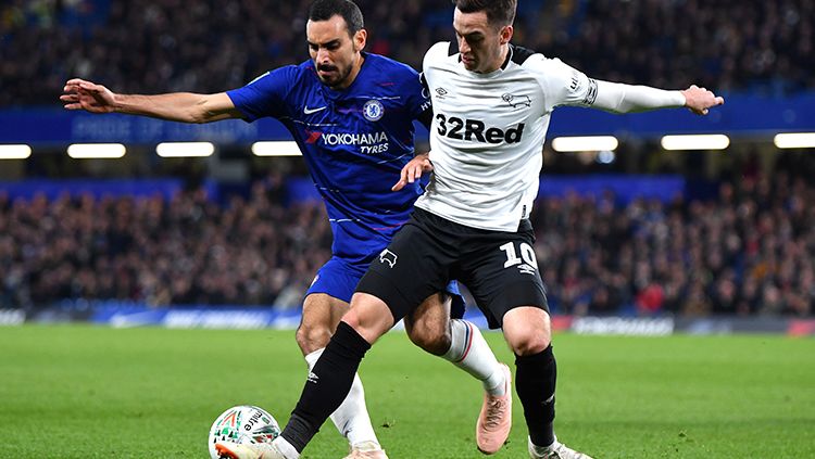 Davide Zappacosta (kiri) berusaha merebut bola dari kaki pemain Derby County. Copyright: © Getty Images/Mike Hewitt