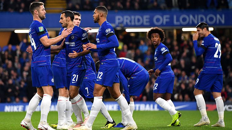 Para pemain Chelsea berselebrasi usai Cesc Fabregas mencetak gol ke gawang Derby County. Copyright: © Getty Images/Mike Hewitt