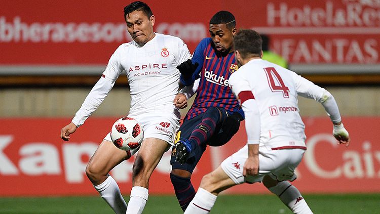 Pemain Barcelona, Malcom ketika diapit dua pemain Cultural Leonessa. Copyright: © Getty Images/Octavia Passos