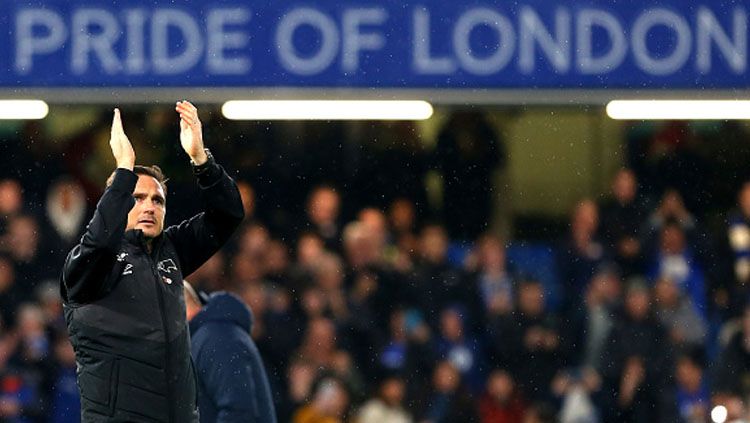 Frank Lampard tidak ingin suporter Chelsea menyanyikan chat ofensif, salah satunya yang mengejek klub West Ham United. Copyright: © GETTYIMAGES