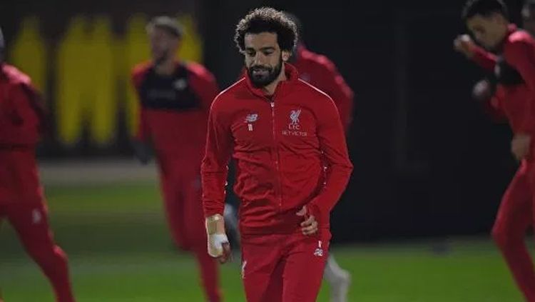 Mohamed Salah menunjukkan keramahan dan aksi berkelas saat sesi latihan jelang Piala Super Eropa 2019 Liverpool vs Chelsea. Copyright: © Getty Images