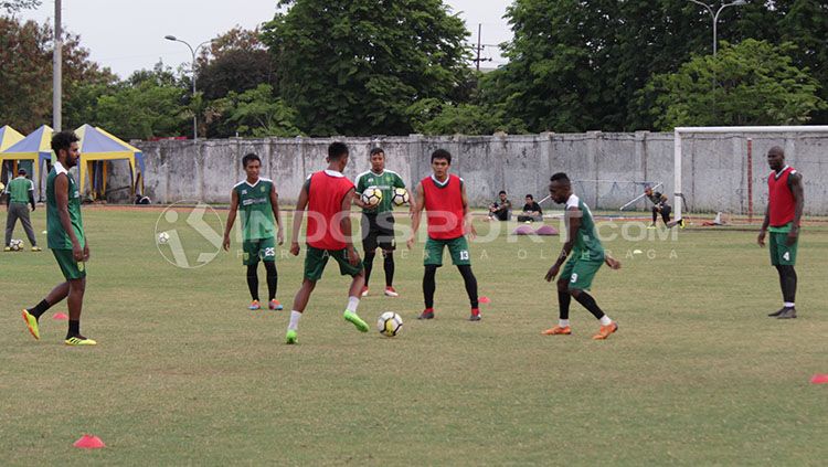 Para Pemain Persebaya sedang berlatih. Copyright: © INDOSPORT/Fitra Herdian