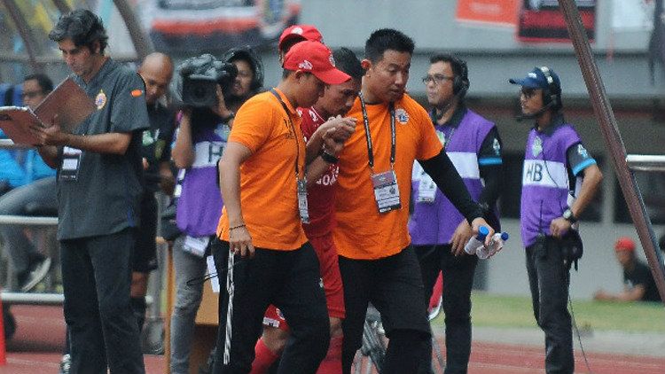 Kapten Persija Jakarta Ismed Sofyan saat dipapah keluar akibat cedera vs Barito Putera. Copyright: © Persija.id