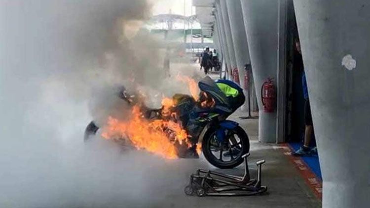 Motor pembalap MotoGP, Alex Rins, yang terbakar hebat. Copyright: © Car and Bike