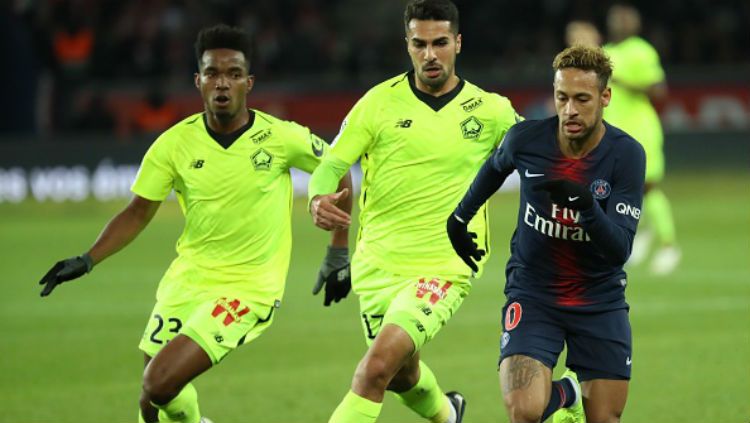 Neymar berusaha mengejar bola. Copyright: &copy; GETTYIMAGES