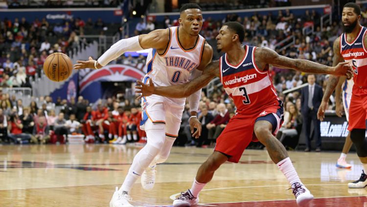 Russell Westbrook dan Bradley Beal dalam laga NBA Oklahoma City Thunder vs Washington Wizards. Copyright: © GETTYIMAGES