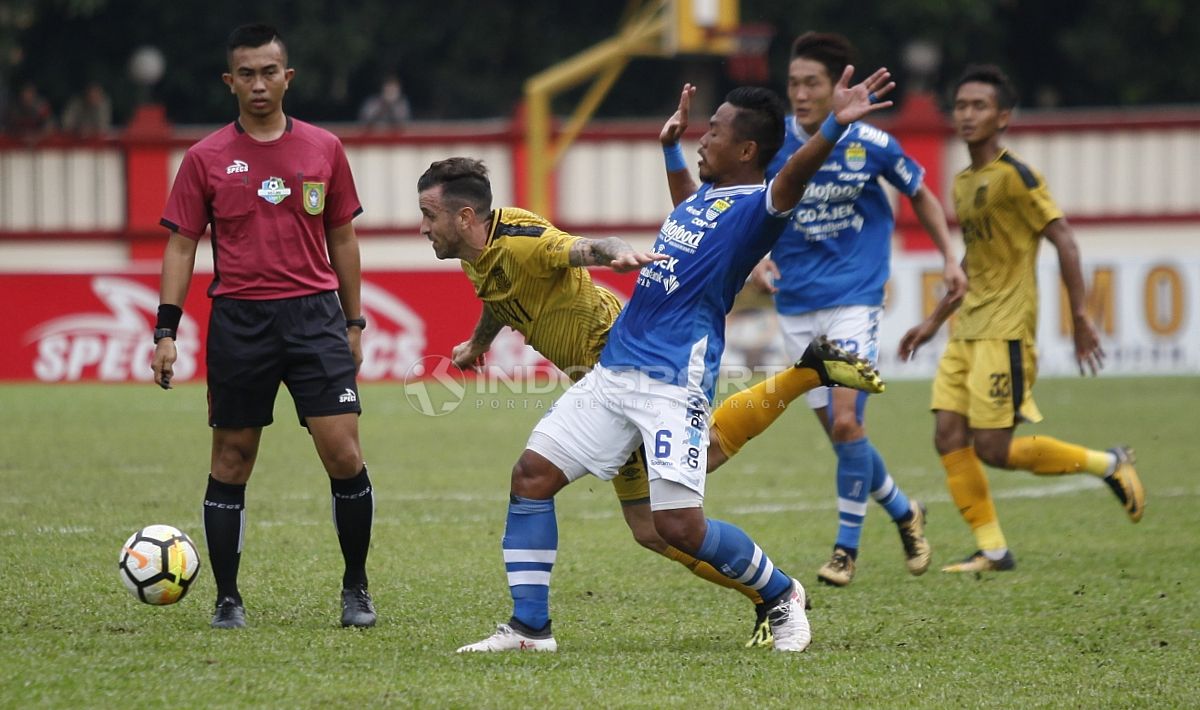 Tony Sucipto berhasil menghentikan aksi pemain Bhayangkara FC. Copyright: © Herry Ibrahim/INDOSPORT