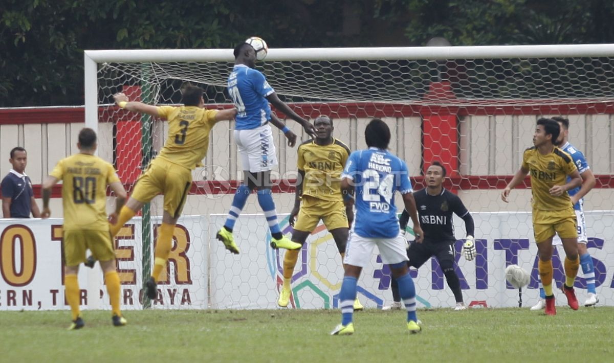 Tandukan Ezechiel N'Douassel membuahkan gol ke gawang Bhayangkara FC. Copyright: © Herry Ibrahim/INDOSPORT