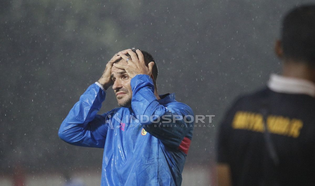 Ekspresi kekecewaan pelatih BFC, Simon Mcmenemy. Copyright: © Herry Ibrahim/INDOSPORT