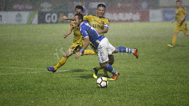 Kondisi Stadion PTIK ketika laga Bhayangkara FC vs Persib Bandung.  Copyright: © Herry Ibrahim/INDOSPORT