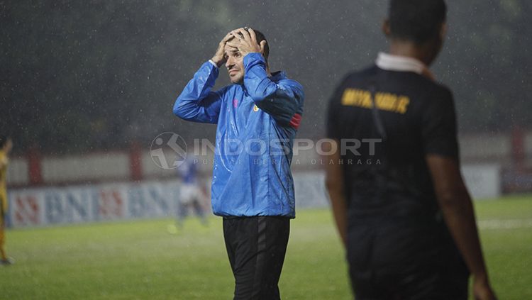 Pelatih Bhayangkara FC Simon McMenemy menunjukkan raut kecewa saat melawan Persib Bandung. Copyright: © Herry Ibrahim/INDOSPORT