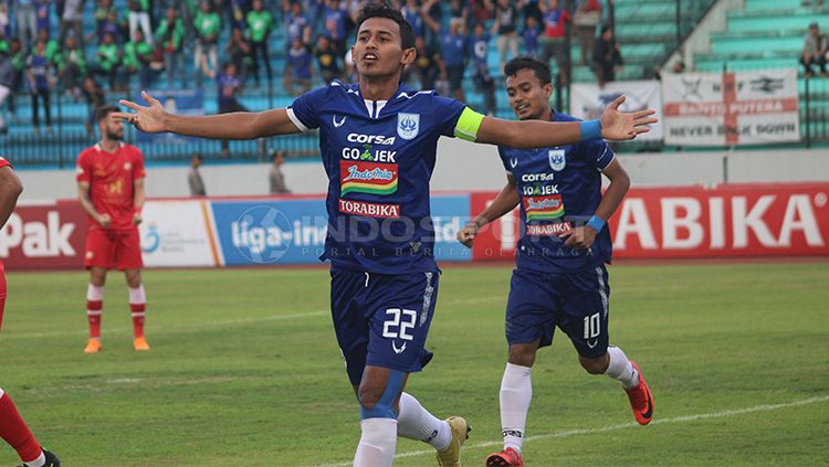 Penyerang PSIS Semarang, Hari Nur Yulianto saat menetak gol. Copyright: © Ronald Seger Prabowo/INDOSPORT