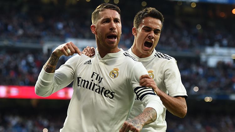 Sergio Ramos berselebrasi usai mencetak gol ke gawang Real Valladolid. Copyright: © Getty Images/Denis Doyle