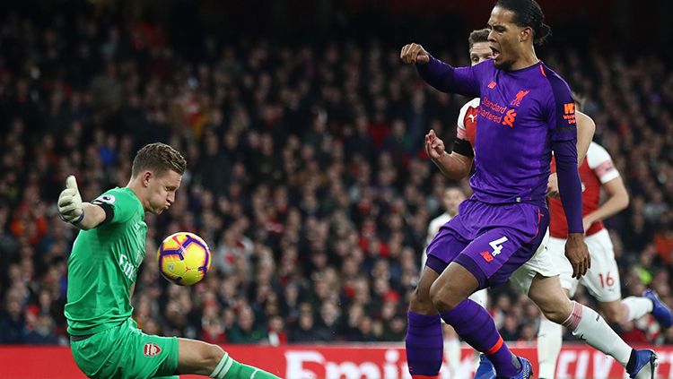 Bernd Leno mementahkan percobaan Virgil Van Dijk. Copyright: © Getty Images/Julian Finney