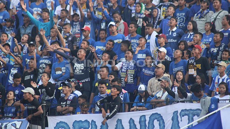 Hari Nur Yulianto mengucapkan terima kasih kepada pendukung timnya usai PSIS Semarang mengalahkan PSS Sleman dalam laga pekan ke-26 Shopee Liga 1 2019. Copyright: © Ronald Seger Prabowo/INDOSPORT
