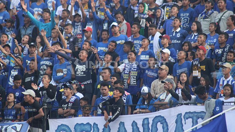 Suporter PSIS Semarang, Panser Biru. Copyright: © Ronald Seger Prabowo/INDOSPORT