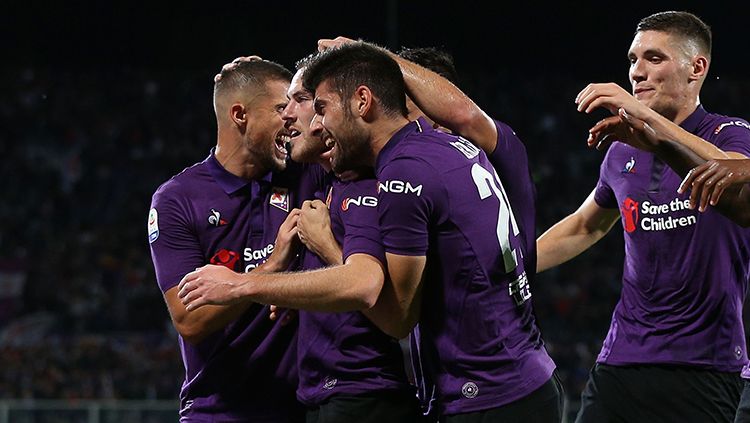 Para pemain Fiorentina merayakan gol yang dicetak oleh Jordan Veretout. Copyright: © Getty Images/Gabriele Maltinti