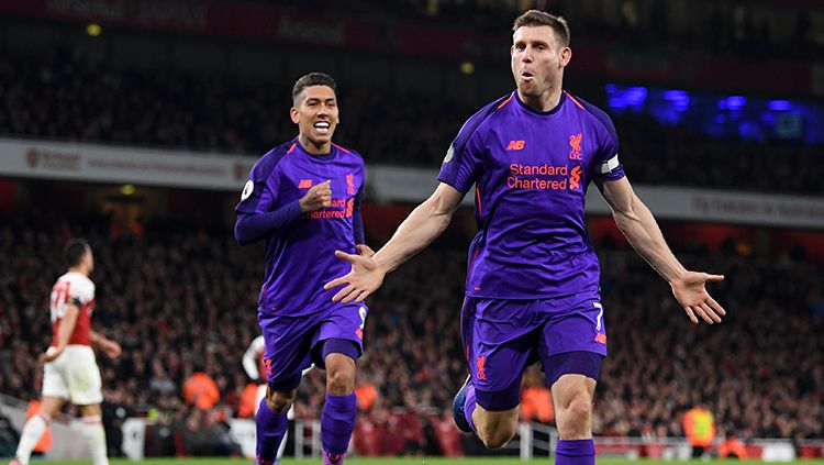Pemain Liverpool, James Milner (kanan), kerap disebut 'membosankan' oleh penggemar sepak bola. Copyright: © Getty Images/Julian Finney