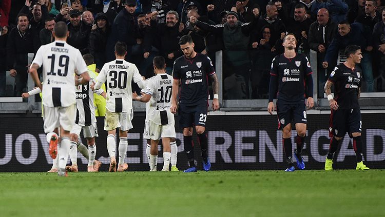 Para pemain Juventus mendapat keunggulan setelah pemain Cagliari membuat gol bunuh diri. Copyright: © Getty Images/Pier Marco Tacca