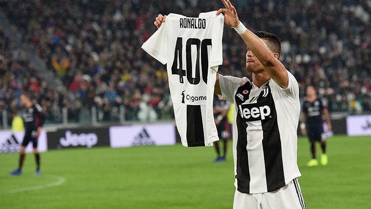 Ada sesi seremoni untuk Cristiano Ronaldo jelang laga Juventus vs Cagliari. Copyright: © Getty Images/Pier Marco Tacca