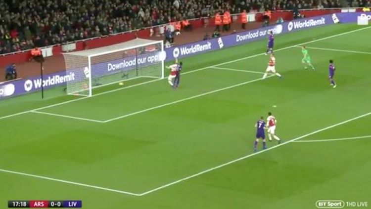 Gol Mane dianulir karena dianggap offside saat melawan Arsenal. Copyright: © Mirror