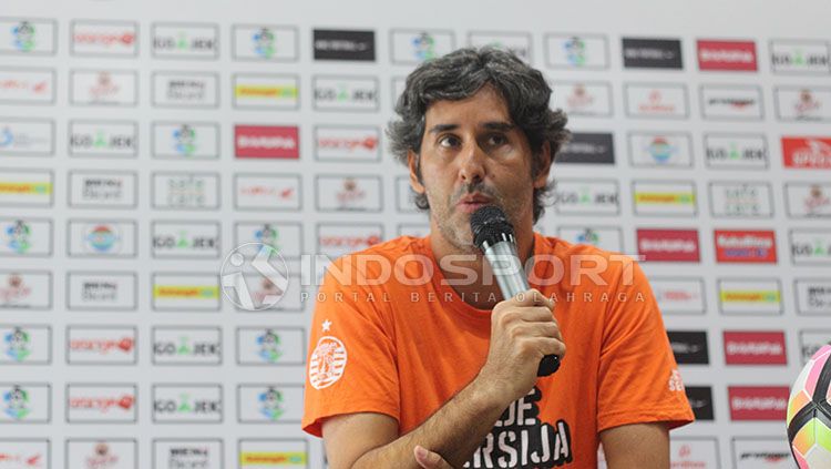 Pelatih Persija, Stefano Cugurra Teco, saat konferensi pers jelang laga Persebaya vs Persija. Copyright: © Fitra Herdian/INDOSPORT