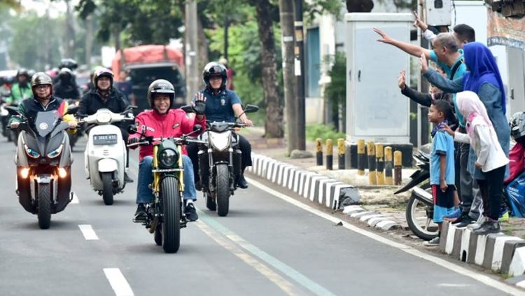 Presiden Jokowi menunggangi Kawasaki W175 bergaya tracker. Copyright: © Muchli Jr/Biro Pers Setpres