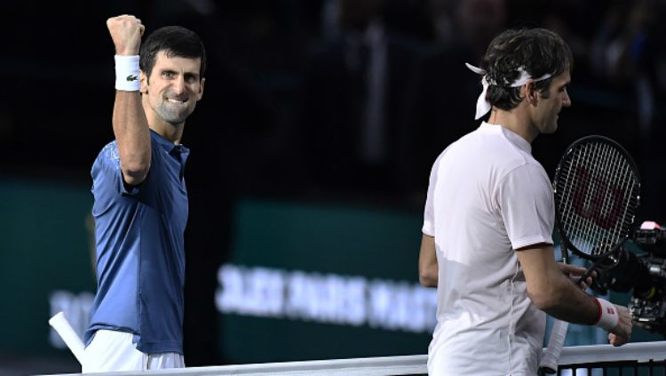 Novak Djokovic selebrasi usai mengalahkan Roger Federer di semifinal Paris Master 2018. Copyright: © GETTYIMAGES