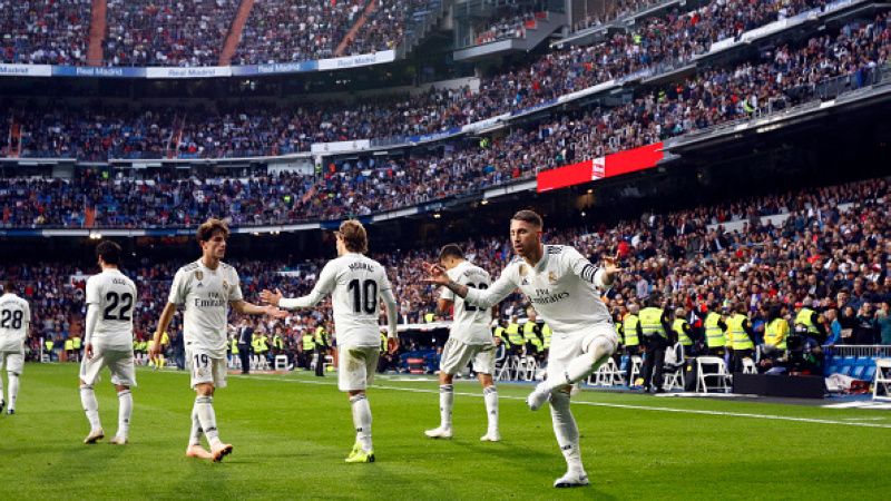 Sergio Ramos berselebrasi pasca mencetak gol ke gawang Real Valladolid. Copyright: © GETTYIMAGES