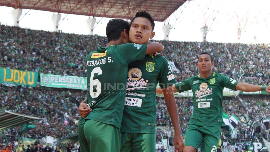 Selebrasi pemain Persebaya, Fandi Eko Utomo usai membobol gawang Persija Jakarta. Foto: Fitra Herdian/INDOSPORT Copyright: © Fitra Herdian/Indosport.com