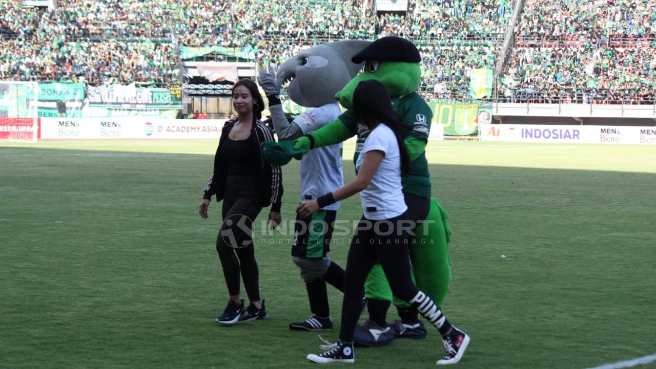 Dancer Seksi panaskan Stadion Gelora Bung Tomo. Copyright: © Fitra Herdian/Indosport.com